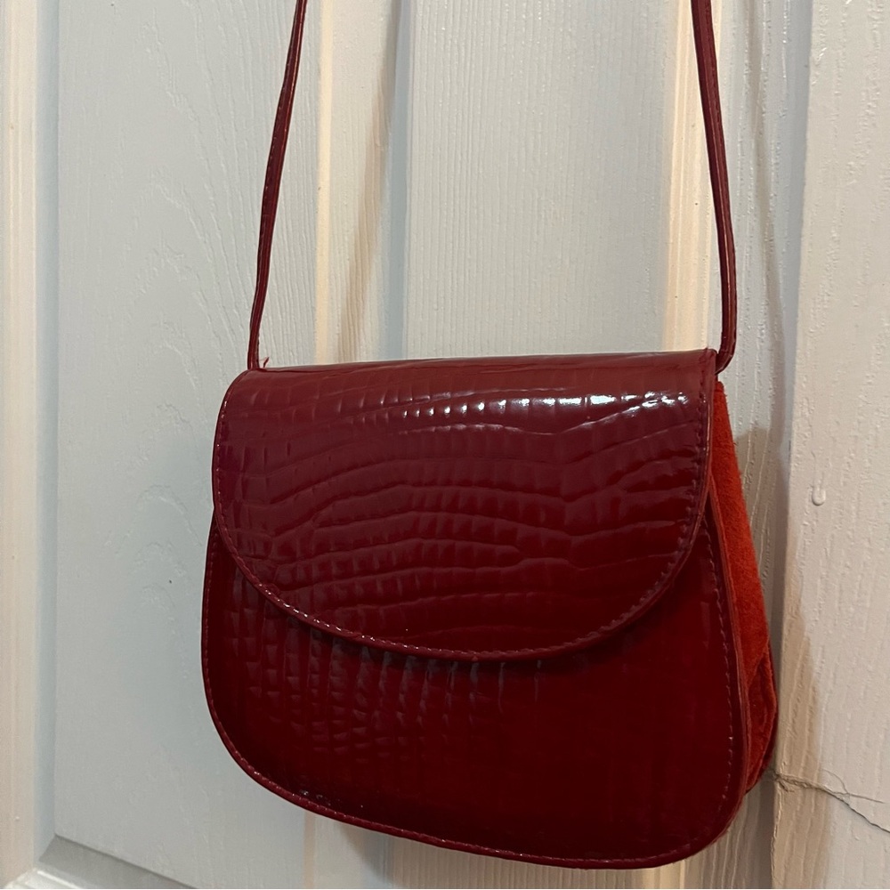Red Croc-Embossed Women's Shoulder Bag with Flap Closure